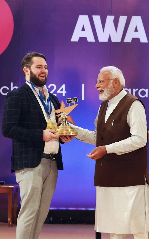 Drew Hicks receiving award from Prime Minister of India Narendra Modi